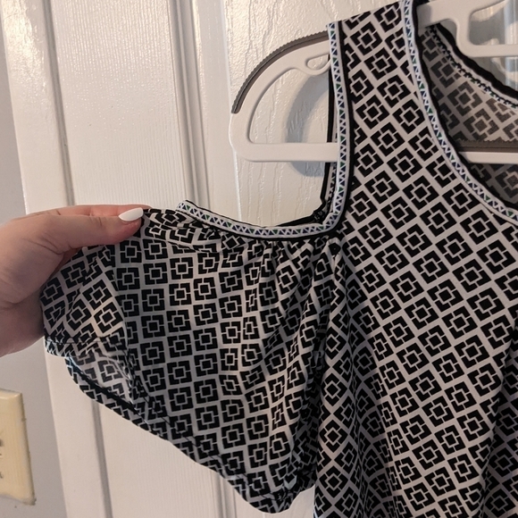 Like-New Max Studio Flowy Cold Shoulder Scoop Neck Patterned Top Size Small - Picture 4 of 7